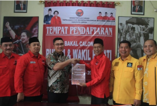 Bakal calon Bupati Serang Andika Hazrumy menjadi yang pertama mengembalikan formulir pendaftaran di DPC PDI Perjuangan Kabupaten Serang. Sabtu, 27/4/2024 (Foto : TIMESLINES INEWS/Heru Nurhadiyansyah)