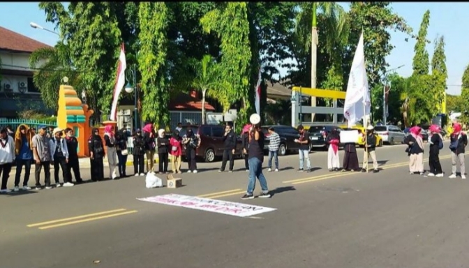 Aksi demonstrasi yang digelar oleh IMC. (Foto: TIMESLINES INEWS/Heru Nurhadiyansyah)