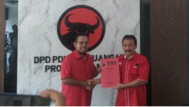 Ketua Tim Pemenangan Rano Karno, Beno Muhamad Novid Neang (kiri) saat menerima formulir penjaringan di DPD PDIP Banten. (Foto : TIMESLINES INEWS/Heru Nurhadiyansyah)