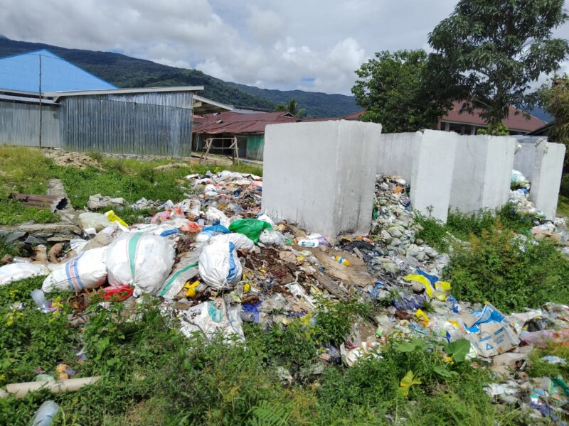 Kondisi sampah di Pasar Pandajaya, Kecamatan Pamona Selatan, Kabupaten Poso, menjadi sorotan masyarakat setempat. Dalam sebuah video yang beredar, terlihat sampah berserakan tanpa pengelolaan yang baik, meskipun setiap hari pedagang dan pengunjung pasar membayar biaya parkir atau retribusi untuk pengelolaan pasar. Foto Stenlly Ladee