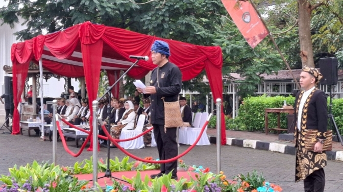 Penjabat (Pj) Gubernur Banten, Al Muktabar saat menjadi pembina upacara pada kegiatan Hari Pendidikan Nasional (Hardiknas) 2024 Provinsi Banten, Kamis, (2/5/2024). (Foto: TIMESLINES INEWS/Heru Nurhadiyansyah).