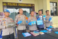 Kapolres Pandeglang, AKBP Oki Bagus Setiaji (tengah) bersama jajaran Polres Pandeglang, menunjukkan barang bukti ganja seberat 1,1 kg yang sudah dikemas dalam beberapa paket. (Foto: TIMESLINES INEWS/Heru Nurhadiyansyah)