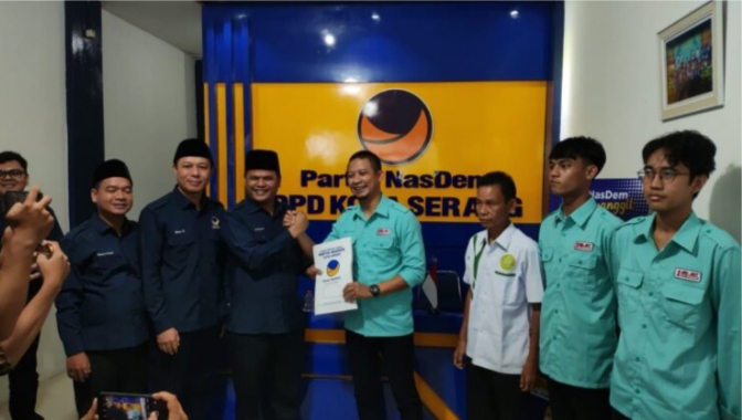 Wahyu Nurjamil mengembalikan formulir pendaftaran penjaringan bakal calon walikota Serang ke DPC Nasdem Kota Serang (Foto: TIMESLINES INEWS/Heru Nurhadiyansyah)