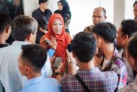 Bupati Pandeglang, Irna Narulita (kerudung orange) saat memberi keterangan kepada awak media soal kegiatan study tour di sekolah. (Foto : TLii/Heru)