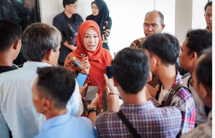 Bupati Pandeglang, Irna Narulita (kerudung orange) saat memberi keterangan kepada awak media soal kegiatan study tour di sekolah. (Foto : TLii/Heru)