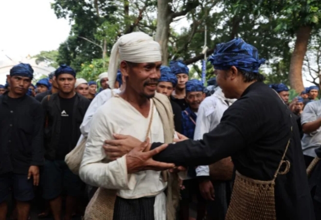 Penjabat (Pj) Gubernur Banten Al Muktabar menyambut langsung kedatangan masyarakat adat Baduy di Gedung Negara Provinsi Banten (Foto: TLii/Heru)