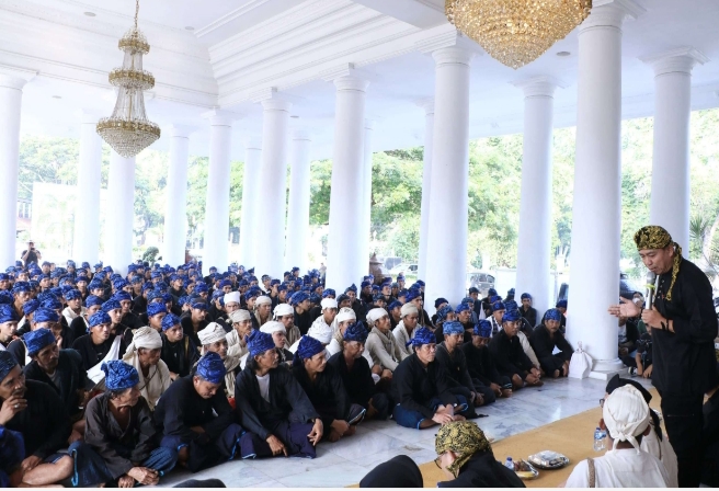 Sekretaris Daerah (Sekda) Kabupaten Serang, Nanang Supriatna (berdiri) saat menyambut kedatangan warga adat Baduy di Pendopo Bupati Serang, Minggu (19/5/2024). (Foto: TLii/Heru)