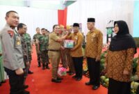 Penjabat (Pj) Gubernur Banten Al Muktabar saat memberikan bingkisan kepada purnawirawan di lingkup Korem 064 Maulana Yusuf Serang Serang, Selasa (21/5/2024). (Foto: TLii/ Heru).