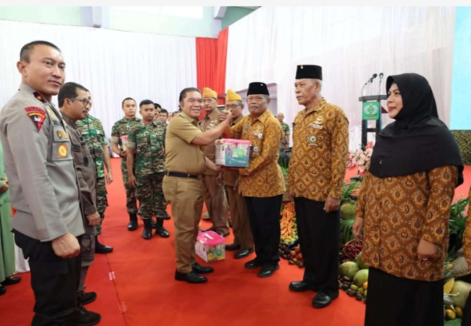 Penjabat (Pj) Gubernur Banten Al Muktabar saat memberikan bingkisan kepada purnawirawan di lingkup Korem 064 Maulana Yusuf Serang Serang, Selasa (21/5/2024). (Foto: TLii/ Heru).