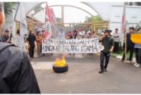 Mahasiswa melakukan aksi unjuk rasa di Kejati Banten. (TLii/Heru)