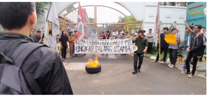 Mahasiswa melakukan aksi unjuk rasa di Kejati Banten. (TLii/Heru)