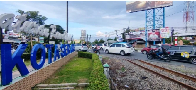 Rel kereta api di kawasan Kemang, Kota Serang.(Foto: TLii/Heru)