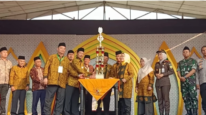 Bupati Serang Ratu Tatu Chasanah saat menyerahkan piala bergilir MTQ kepada panitia di pembukaan MTQ 54 tingkat Kabupaten Serang, Senin 27 Mei 2024.(Foto : TLii/Heru)