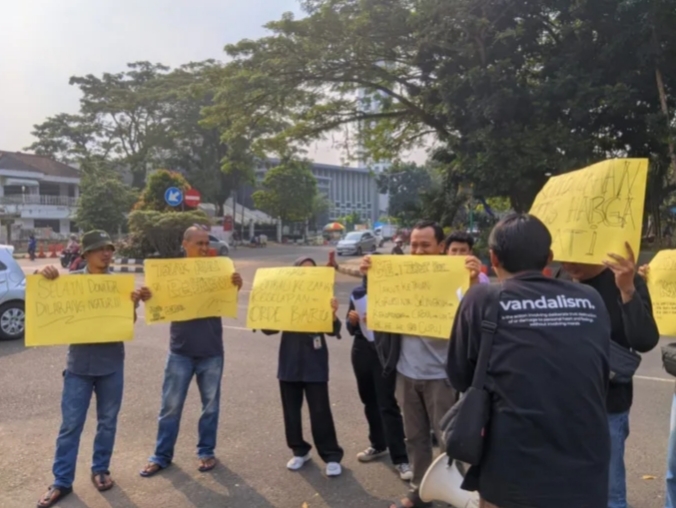 Sejumlah jurnalis di Kabupaten Lebak menggelar aksi unjuk rasa menolak RUU Penyiaran. (Foto : TLii/Heru)