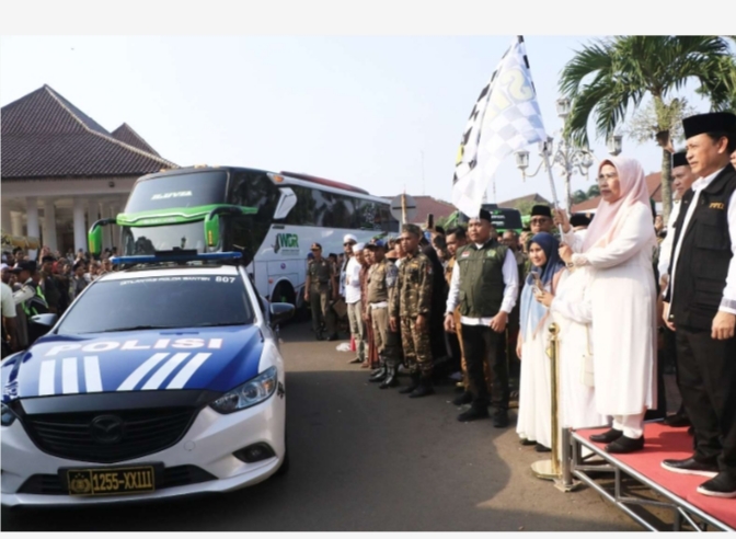 Bupati Serang Ratu Tatu Chasanah melepas 440 Jemaah Calon Haji Kloter 39 asal Kabupaten Serang di Halaman pendopo bupati, Selasa (28/5/2024). (Foto: TLii/Heru).