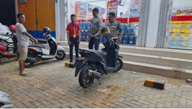 Polisi sedang di TKP pembacokan. (Foto: TLii/Heru)