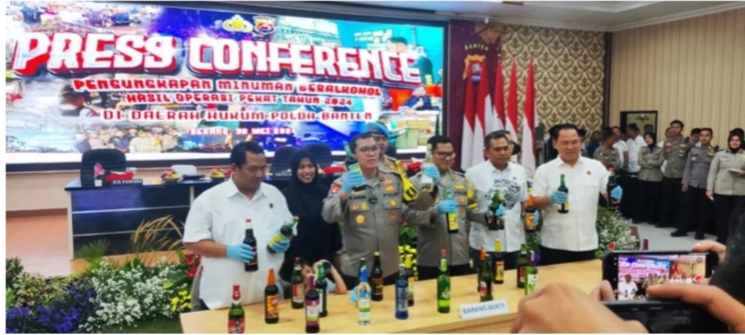 Konferensi pers yang digelar di Aula Serbaguna Polda Banten pada Rabu, 30/5/2024. (Foto: TLii/Heru)