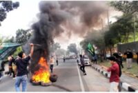 Suasana aksi gabungan mahasiswa di depan Kejati Banten. (Foto:TLii/Heru)