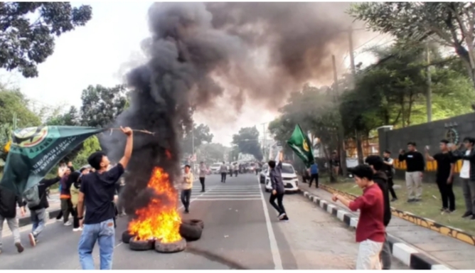 Suasana aksi gabungan mahasiswa di depan Kejati Banten. (Foto:TLii/Heru)