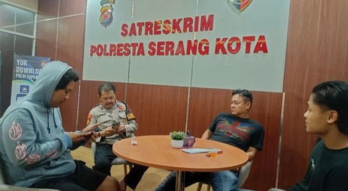 Pihak keluarga Adistya AS yang menjadi korban pengeroyokan melaporkan kejadian pengeroyokan yang dialami Adistya AS ke petugas piket Satreskrim Polresta Serang Kota. (Foto: TLii/Heru)