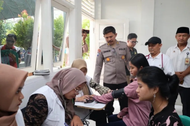 Wadirbinmas AKBP Zaenudin hadir dalam kegiatan bakti kesehatan di Terminal Pakupatan Kota Serang. Sabtu,15/6/2004.(Foto: TLii/Heru)