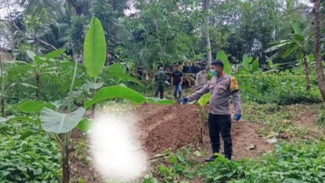 Penemuan myatat pria di Patia, Pandeglang (Foto: TLii/Ikhsan)