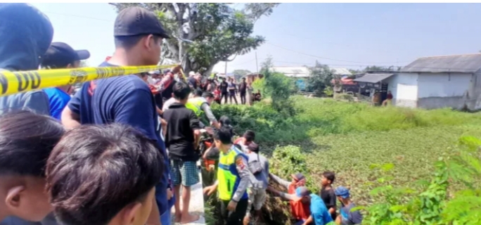 Evakuasi Mayat oleh pihak Kepolisian dari Polsek Kasemen dibantu Warga Sekitar Lokasi.(Foto: TLii/Heru)