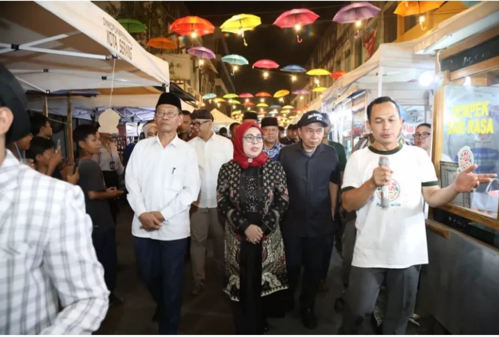 Pj Walikota Serang Yedi Rahmat (kedua dari kanan) meninjau stand pedagang di kawasan Wisata Kuliner KHAS Pasar Lama Kota Serang, belum lama ini.. (Foto: Dokumentasi Pemkot Serang)