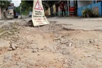 Ruas jalan Ciekek-Kadomas Pandeglang yang ditanami pohon pisang oleh warga.(Foto: TLii/Ikhsan)