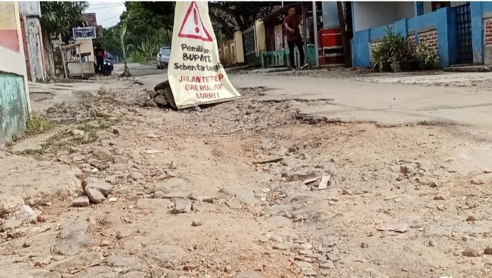 Ruas jalan Ciekek-Kadomas Pandeglang yang ditanami pohon pisang oleh warga.(Foto: TLii/Ikhsan)