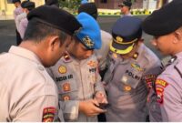 Sejumlah personel Polres Pandeglang saat dilakukan pemeriksaan handphone untuk memberantas judi online. (Foto: TLii/Ikhsan)