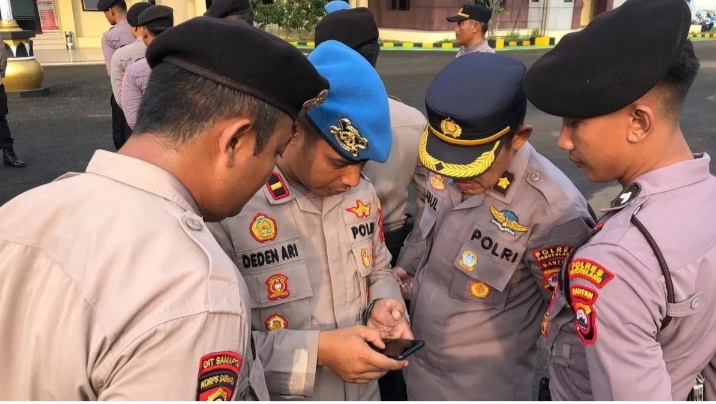 Sejumlah personel Polres Pandeglang saat dilakukan pemeriksaan handphone untuk memberantas judi online. (Foto: TLii/Ikhsan)