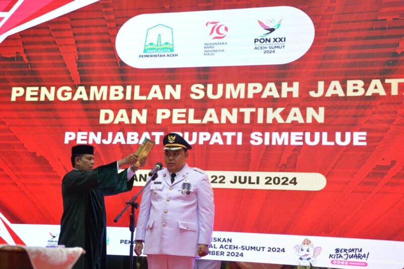 Pj. Gubernur Aceh, Bustami, SE. M. Si Pengambilan Sumpah Jabatan dan Pelantikan T. Reza Fahlevi, SE, MM Sebagai Penjabat Bupati Simeulue, di Anjong Monmata, Pendopo Gubernur Aceh, Banda Aceh, Senin, 22/07/2024.