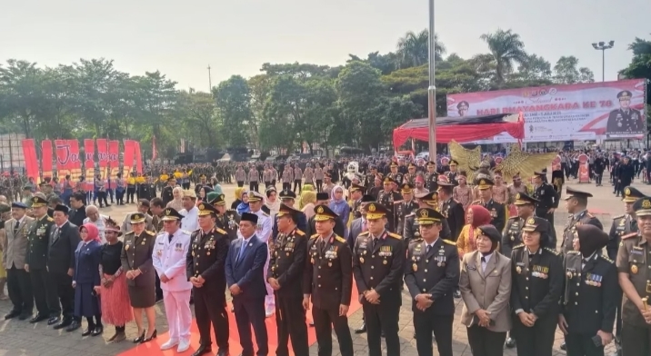 Kapolda Banten Irjen Pol Abdul Karim foto bersama Forkopimda serta personel di jajaran Polda Banten setelah upacara HUT ke 78 Bhayangkara di alun-alun brat Kota Serang. Senin,1 Juli 2024 ( Foto : TLii /Heru)