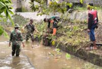 Sejumlah personel TNI dari Koramil 0106/Menes bersama warga, tengah membersihkan sampah yang ada di aliran sungai Kampung Kampung Kupa Handap. (Dok. Kodim 0601 Pandeglang)