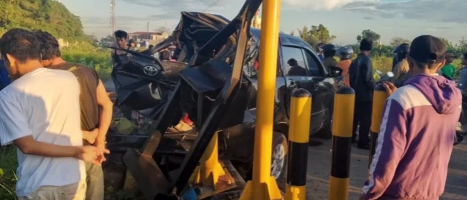 Mobil tertabrak kereta api di Kota Serang. ( Foto: TLii/Heru)