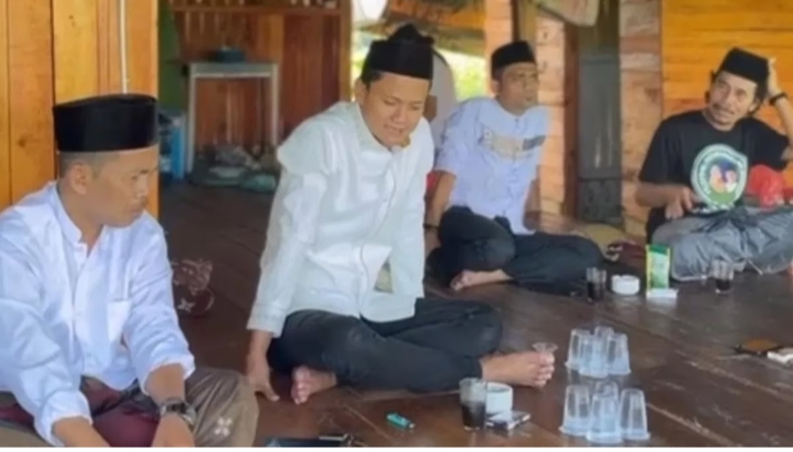 Bakal Calon Wakil Bupati di Pilkada Kabupaten Pandeglang 2024 Iing Andri Supriadi saat berkunjung ke Ponpes Al-Kalam di Kecamatan Jiput Kabupaten Pandeglang.(Foto: TLii/Ikhsan)