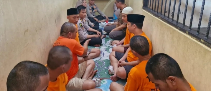 Kapolresta Serang Kota Kombes Pol Sofwan Hermanto makan siang bersama penghuni rutan Tahti Polresta Serang Kota, Jumat 19 Juli 2024.(Foto:TLii/Heru)