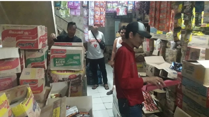 Personel Polsek Ciruas sedang mendata miras yang disita hasil penggerebekan di toko kelontong di Kecamatan Ciruas Kabupaten Serang. (Foto : Dokumen Polsek Ciruas)