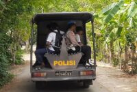 Terkendala dengan Angkutan Umum, Para Pelajar manfaatkan Mobil Patroli Polsek Darussalam Jasa Angkutan