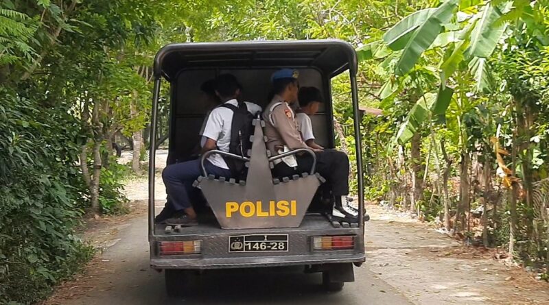 Terkendala dengan Angkutan Umum, Para Pelajar manfaatkan Mobil Patroli Polsek Darussalam Jasa Angkutan