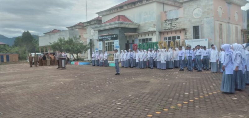 Jadi Pembina Upacara Bendera Hari Senin di SMAN Kapolsek Pasieraja sampaikan Pesan Kamtibmas.