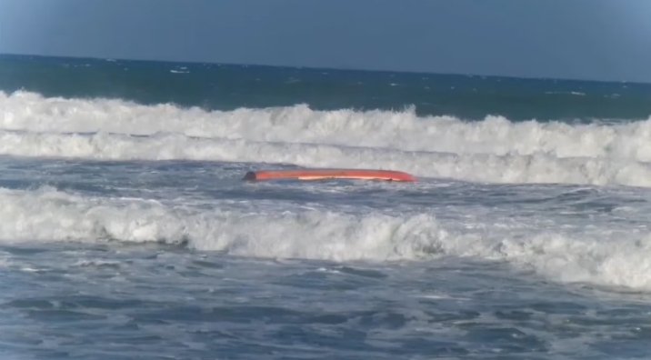 Perahu nelayan terbalik saat diterjang ombak Pantai Rancecet Kabupaten Pandeglang.(Foto:TLii/Ikhsan)