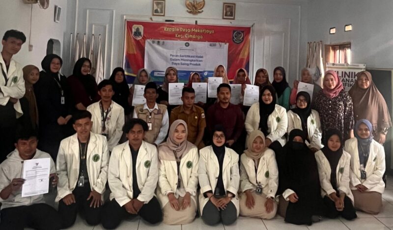 Mahasiswa KKN Kelompok 99 UIN SMH Banten saat foto bersama dengan Pendamping Proses Produk Halal dan pelaku UMK di Desa Mekarjaya (Foto: TLii/Heru)