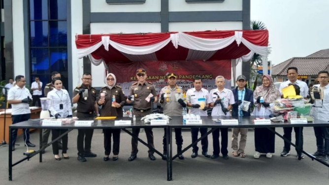 Kepala Kejari Pandeglang, Aco Rahmadi Jaya (keempat dari kiri) bersama unsur Polri dan Pemerintah Daerah memusnahkan barang bukti hasil tindak pidana umum. (Foto: TLii/Ikhsan)