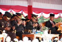  Panglima Komando Daerah Militer Iskandar Muda (Pangdam IM), Mayor Jenderal TNI Niko Fahrizal, M.Tr.(Han), didampingi Ketua Persit Kartika Chandra Kirana Daerah Iskandar Muda, Ny. Eva Niko Fahrizal, menghadiri upacara peringatan Hari Ulang Tahun (HUT) ke-79 Republik Indonesia (RI) 