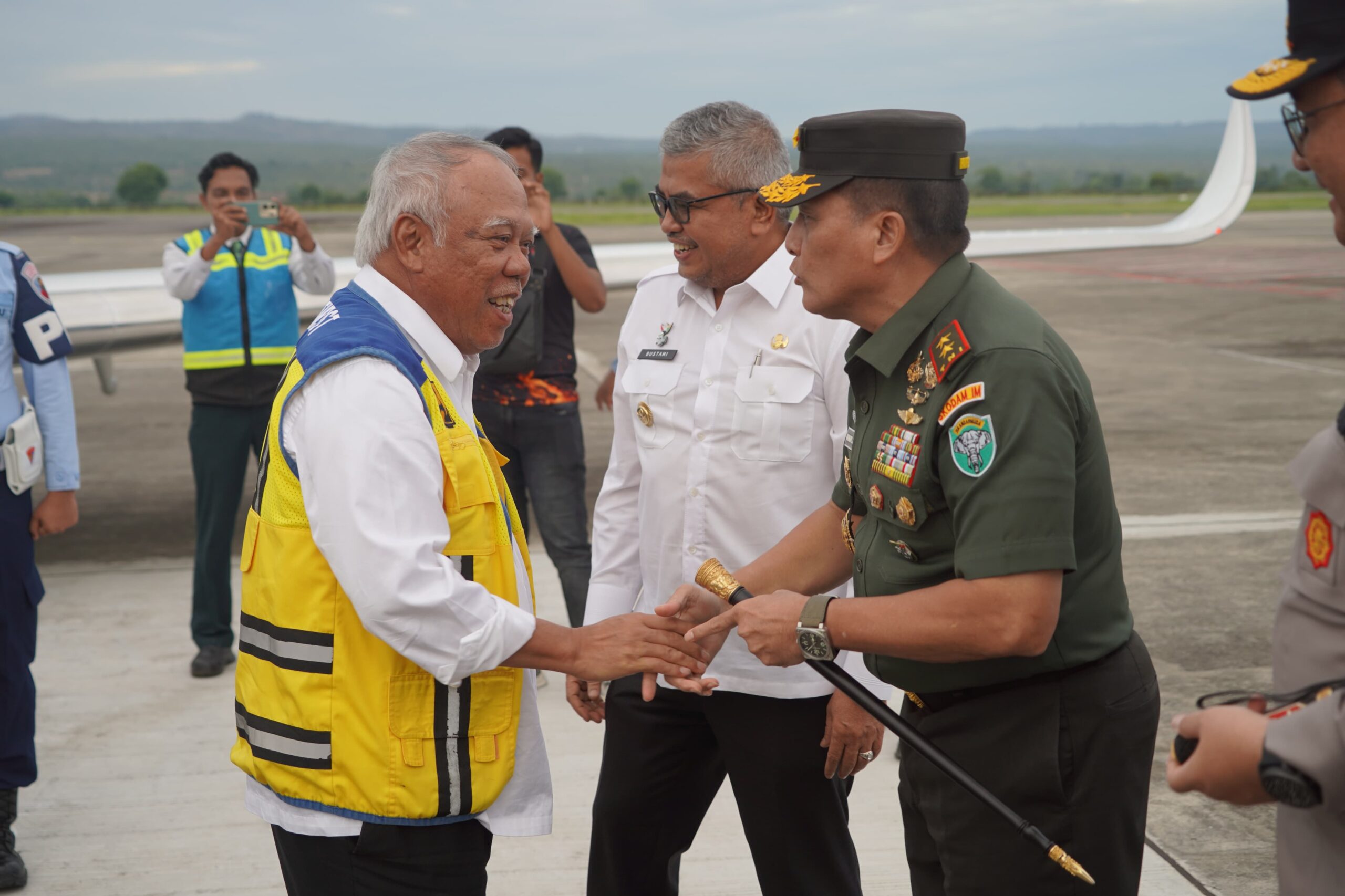 Kedatangan Menteri  Pekerjaan Umum dan Perumahan Rakyat (PUPR) Republik Indonesia Dr. (H.C.) Ir. H. Mochamad Basuki Hadimoeljono, M.Sc., Ph.D., di Bandara Sultan Iskandar Muda Selasa (20/08/24) sore.