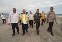 Mayor Jenderal TNI Niko Fahrizal, M.Tr (Han)., bersama Penjabat (Pj) Gubernur Aceh Bustami Hamzah, S.E., M.Si., dan Kapolda Aceh Irjen Pol. Achmad Kartiko, S.I.K., M.H., menyambut kedatangan Menteri Pekerjaan Umum dan Perumahan Rakyat (PUPR) Republik Indonesia Dr. (H.C.) Ir. H. Mochamad Basuki Hadimoeljono, M.Sc., Ph.D., di Bandara Sultan Iskandar Muda    (20/08/24) sore.