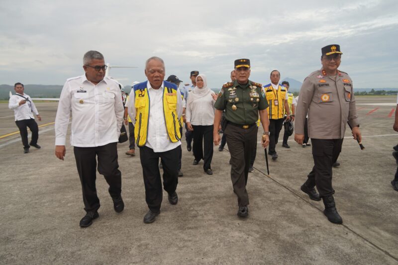 Mayor Jenderal TNI Niko Fahrizal, M.Tr (Han)., bersama Penjabat (Pj) Gubernur Aceh Bustami Hamzah, S.E., M.Si., dan Kapolda Aceh Irjen Pol. Achmad Kartiko, S.I.K., M.H., menyambut kedatangan Menteri Pekerjaan Umum dan Perumahan Rakyat (PUPR) Republik Indonesia Dr. (H.C.) Ir. H. Mochamad Basuki Hadimoeljono, M.Sc., Ph.D., di Bandara Sultan Iskandar Muda    (20/08/24) sore.