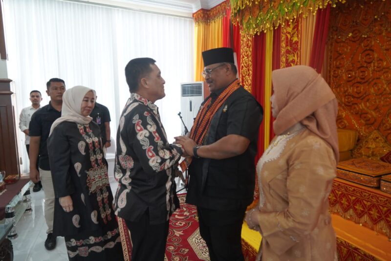 Kedatangan Pj. Gubernur Aceh ini disambut dengan upacara adat yang khidmat, diawali dengan tari Ranup Lampuan sebagai simbol penyambutan tamu kehormatan.Selasa (24/08/24) sore.